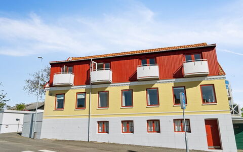 Eicke - 400M from the Sea: Træ, Tag, Arkitektur, Hjem, Hus, Sommerhus, Sidespor, Hårdttræ, Hældning, Estate
