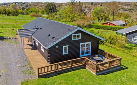 Hjalmar - 400M from the Sea: Møbel, Indretning, Gulvbelægning, Etage, Loft, Værelse, Stol, Bord, Lejlighed, Køkken & Spisebord
