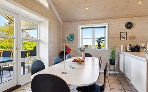 Hjalmar - 400M from the Sea: Møbel, Indretning, Gulvbelægning, Etage, Loft, Værelse, Stol, Bord, Lejlighed, Køkken & Spisebord