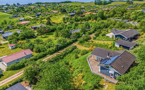 Gjuro - 800M from the Sea: Træ, Tag, Arkitektur, Hjem, Hus, Sommerhus, Sidespor, Hårdttræ, Hældning, Estate
