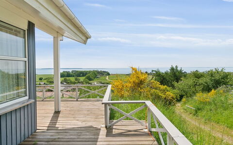 Gjuro - 800M from the Sea: Træ, Tag, Arkitektur, Hjem, Hus, Sommerhus, Sidespor, Hårdttræ, Hældning, Estate