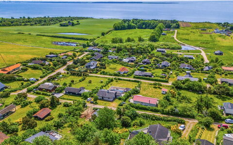 Gjuro - 800M from the Sea: Træ, Tag, Arkitektur, Hjem, Hus, Sommerhus, Sidespor, Hårdttræ, Hældning, Estate