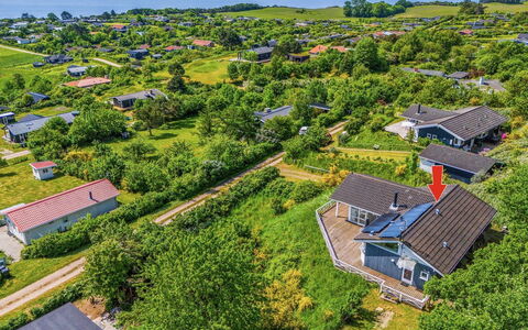 Gjuro - 800M from the Sea: Træ, Tag, Arkitektur, Hjem, Hus, Sommerhus, Sidespor, Hårdttræ, Hældning, Estate