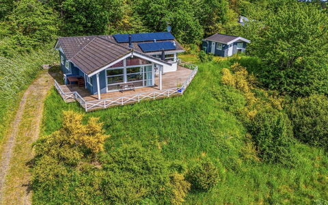 Gjuro - 800M from the Sea: Træ, Tag, Arkitektur, Hjem, Hus, Sommerhus, Sidespor, Hårdttræ, Hældning, Estate