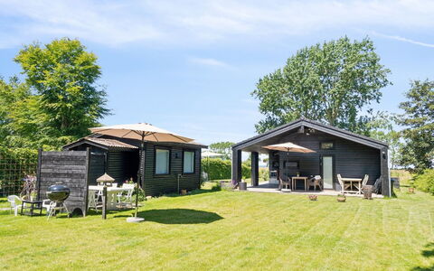 Huldrik - 100M from the Sea: Tag, Sommerhus, Hus, Hjem, Land Lot, Garden Bygninger, Skygge, Lawn, Have, Gård