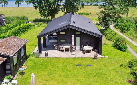 Huldrik - 100M from the Sea: Sommerhus, Estate, Skygge, Garden Bygninger, Stuehus, Backyard, Udendørs Struktur