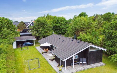 Caro - 900M from the Sea: Møbel, Indretning, Gulvbelægning, Etage, Loft, Værelse, Stol, Bord, Lejlighed, Køkken & Spisebord
