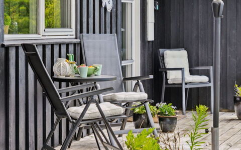 Caro - 900M from the Sea: Møbel, Indretning, Gulvbelægning, Etage, Loft, Værelse, Stol, Bord, Lejlighed, Køkken & Spisebord