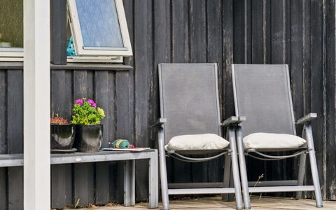 Caro - 900M from the Sea: Møbel, Indretning, Gulvbelægning, Etage, Loft, Værelse, Stol, Bord, Lejlighed, Køkken & Spisebord