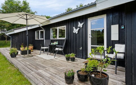 Caro - 900M from the Sea: Møbel, Indretning, Gulvbelægning, Etage, Loft, Værelse, Stol, Bord, Lejlighed, Køkken & Spisebord