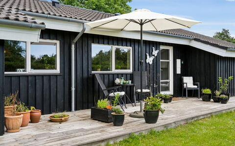 Caro - 900M from the Sea: Møbel, Indretning, Gulvbelægning, Etage, Loft, Værelse, Stol, Bord, Lejlighed, Køkken & Spisebord