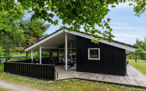 Caro - 900M from the Sea: Møbel, Indretning, Gulvbelægning, Etage, Loft, Værelse, Stol, Bord, Lejlighed, Køkken & Spisebord