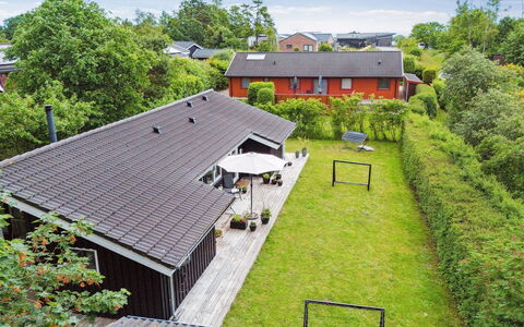 Caro - 900M from the Sea: Møbel, Indretning, Gulvbelægning, Etage, Loft, Værelse, Stol, Bord, Lejlighed, Køkken & Spisebord