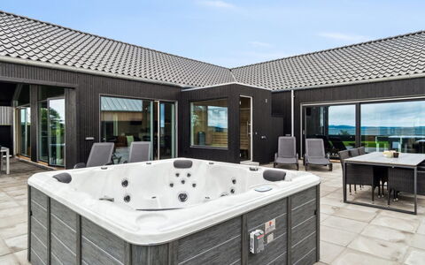 Straale - 50M from the Sea: Tag, Hus, Hjem, Sommerhus, Dør, Sidespor, Dæk, Veranda, Planke, Hårdttræ