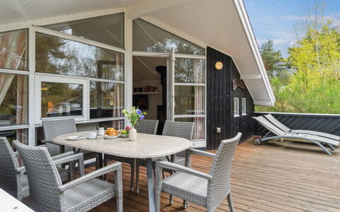 Gertruda - 220M from the Sea: Træ, Tag, Arkitektur, Hjem, Hus, Sommerhus, Sidespor, Hårdttræ, Hældning, Estate