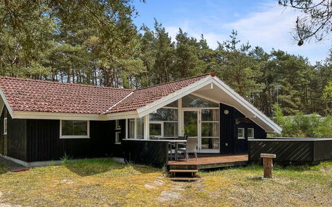 Gertruda - 220M from the Sea: Træ, Tag, Arkitektur, Hjem, Hus, Sommerhus, Sidespor, Hårdttræ, Hældning, Estate