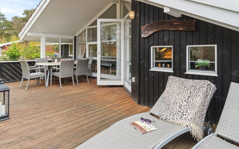 Gertruda - 220M from the Sea: Træ, Tag, Arkitektur, Hjem, Hus, Sommerhus, Sidespor, Hårdttræ, Hældning, Estate