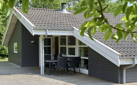 Rudolf - 400M from the Sea: Træ, Tag, Arkitektur, Hjem, Hus, Sommerhus, Sidespor, Hårdttræ, Hældning, Estate