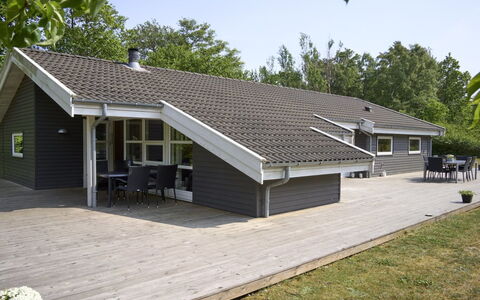 Rudolf - 400M from the Sea: Træ, Tag, Arkitektur, Hjem, Hus, Sommerhus, Sidespor, Hårdttræ, Hældning, Estate