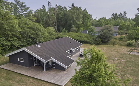 Rudolf - 400M from the Sea: Træ, Tag, Arkitektur, Hjem, Hus, Sommerhus, Sidespor, Hårdttræ, Hældning, Estate