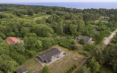 Rudolf - 400M from the Sea: Træ, Tag, Arkitektur, Hjem, Hus, Sommerhus, Sidespor, Hårdttræ, Hældning, Estate