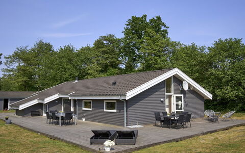 Rudolf - 400M from the Sea: Træ, Tag, Arkitektur, Hjem, Hus, Sommerhus, Sidespor, Hårdttræ, Hældning, Estate