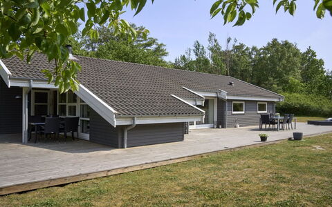 Rudolf - 400M from the Sea: Træ, Tag, Arkitektur, Hjem, Hus, Sommerhus, Sidespor, Hårdttræ, Hældning, Estate