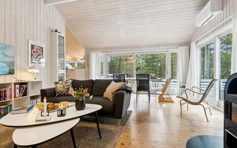 Tilje - 800M from the Sea: Træ, Tag, Arkitektur, Hjem, Hus, Sommerhus, Sidespor, Hårdttræ, Hældning, Estate