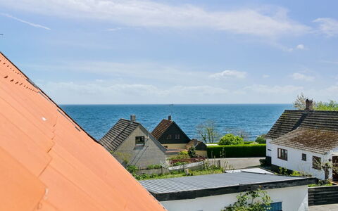 Santuzza - 100M from the Sea: Møbel, Indretning, Gulvbelægning, Etage, Loft, Værelse, Stol, Bord, Lejlighed, Køkken & Spisebord