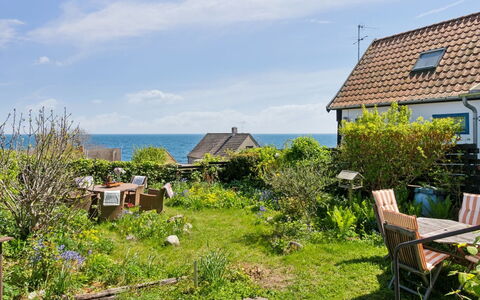 Santuzza - 100M from the Sea: Møbel, Indretning, Gulvbelægning, Etage, Loft, Værelse, Stol, Bord, Lejlighed, Køkken & Spisebord