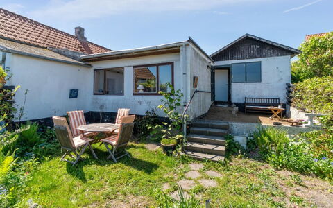 Santuzza - 100M from the Sea: Møbel, Indretning, Gulvbelægning, Etage, Loft, Værelse, Stol, Bord, Lejlighed, Køkken & Spisebord