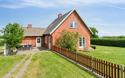 Hildulf - 1Km from the Sea: Træ, Tag, Arkitektur, Hjem, Hus, Sommerhus, Sidespor, Hårdttræ, Hældning, Estate