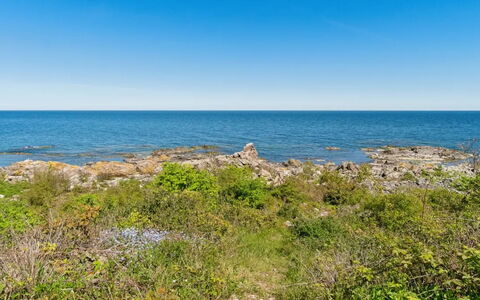 Henric - 75M from the Sea: Træ, Tag, Arkitektur, Hjem, Hus, Sommerhus, Sidespor, Hårdttræ, Hældning, Estate