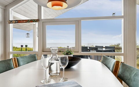 Henric - 75M from the Sea: Træ, Tag, Arkitektur, Hjem, Hus, Sommerhus, Sidespor, Hårdttræ, Hældning, Estate