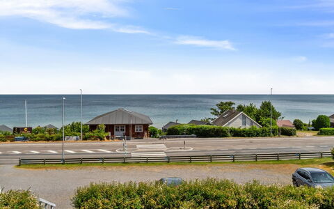 Feodora - 100M from the Sea: Bjergrige Landskabsformer, Bjerg, Bakke, Bjergkæde, Hill Station, Menneskelig Bosættelse, Urban Design, Alps, Dal, Topmøde
