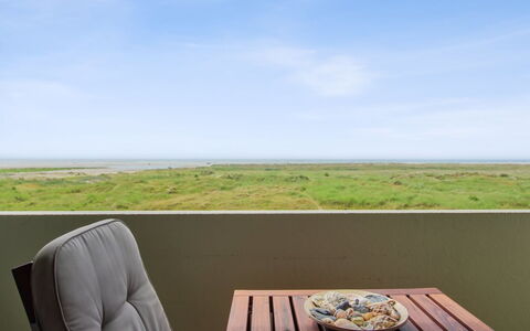 Brynhild - 50M from the Sea: Møbel, Etage, Hav, Stol, Ocean, Bejdse, Prærie, Kaffebord, Hårdttræ, Steppe