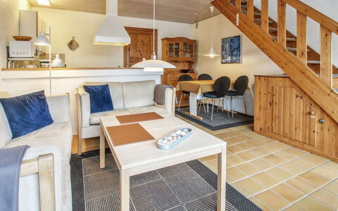 Rufina - 3.5Km from the Sea: Møbel, Indretning, Gulvbelægning, Træ, Etage, Couch, Loft, Værelse, Stue, Trægulve