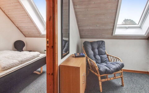 Rufina - 3.5Km from the Sea: Træ, Gulvbelægning, Etage, Møbel, Indretning, Loft, Soveværelse, Hårdttræ, Værelse, Seng