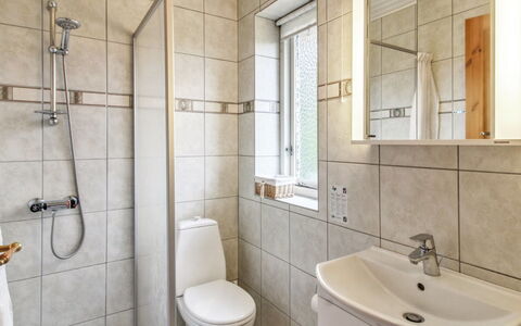 Rufina - 3.5Km from the Sea: Gulvbelægning, Sanitærarmatur, Etage, Badeværelse, Indretning, Badeværelsesvask, Toilet, Håndvask, Toiletbræt, Vvs