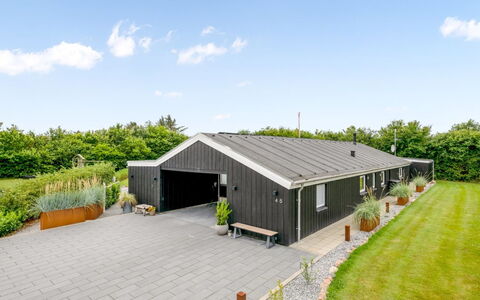 Noreen - 1.4Km to the Fjord: Møbel, Indretning, Gulvbelægning, Etage, Loft, Værelse, Stol, Bord, Lejlighed, Køkken & Spisebord