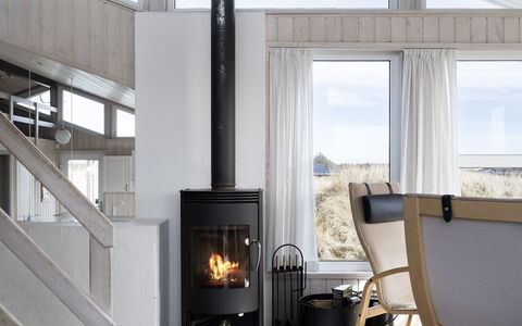 Merta - 150M from the Sea: Hearth, Brændeovn, Etage, Stue, Ildsted, Skorsten, Hårdttræ, Naturmateriale, Husholdningsapparat, Bejdse