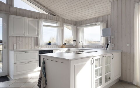 Merta - 150M from the Sea: Køkken, Countertop, Indretning, Cabinetry, Gulvbelægning, Møbel, Loft, Etage, Hjem, Køkken Apparat