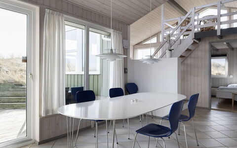 Merta - 150M from the Sea: Indretning, Gulvbelægning, Møbel, Etage, Loft, Køkken & Spisebord, Spisestue, Stol, Lysarmatur