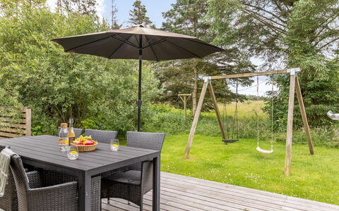 Yngve - 1.2Km from the Sea: Træ, Hjem, Veranda, Dæk, Hårdttræ, Tag, Bejdse, Trægulve, Eco Hotel