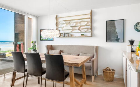 Eleanore - 25M from the Sea: Træ, Hjem, Veranda, Dæk, Hårdttræ, Tag, Bejdse, Trægulve, Eco Hotel