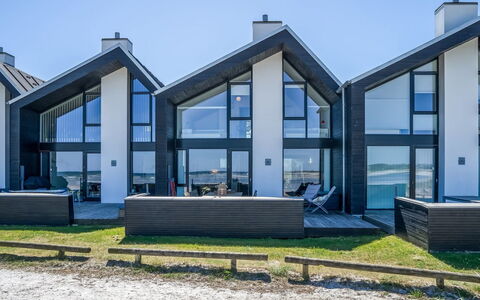Eleanore - 25M from the Sea: Træ, Hjem, Veranda, Dæk, Hårdttræ, Tag, Bejdse, Trægulve, Eco Hotel