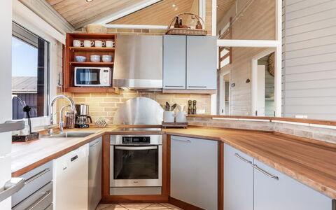 Aster - 150M from the Sea: Køkken, Køkken Apparat, Countertop, Indretning, Gulvbelægning, Cabinetry, Større Bandage, Træ, Loft, Møbel