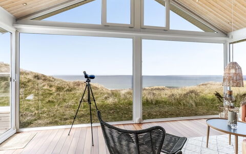Aster - 150M from the Sea: Træ, Gulvbelægning, Loft, Etage, Indretning, Hjem, Trægulve, Veranda, Dør, Dæk