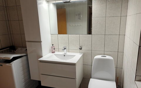 Hansen - 600M from the Sea: Gulvbelægning, Sanitærarmatur, Etage, Badeværelsesvask, Toilet, Badeværelse, Toiletbræt, Indretning, Håndvask, Badeværelsesskab