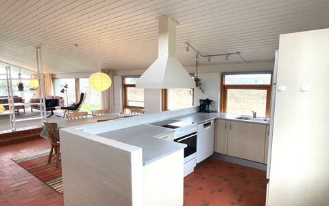 Hansen - 600M from the Sea: Indretning, Gulvbelægning, Countertop, Etage, Møbel, Køkken, Træ, Loft, Cabinetry, Lysarmatur